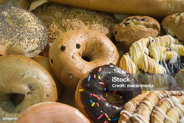 Rosquillas Y Donuts Foto de stock y más banco de imágenes de Bagel - Bagel, Buñuelo en forma de rosca, Variación
