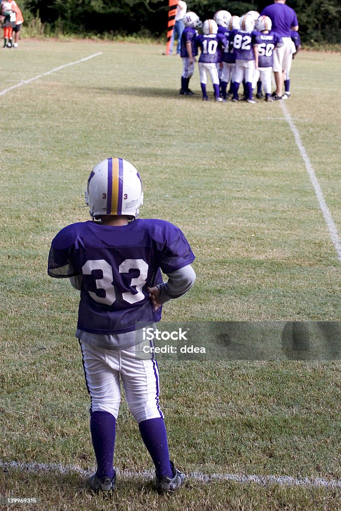 Peewee Jogador de futebol assistir a equipe de marginalizar - Foto de stock de Atleta reserva royalty-free