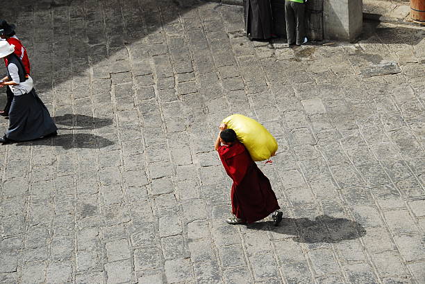 僧の作業 - tibet monk buddhism tibetan culture ストックフォトと画像