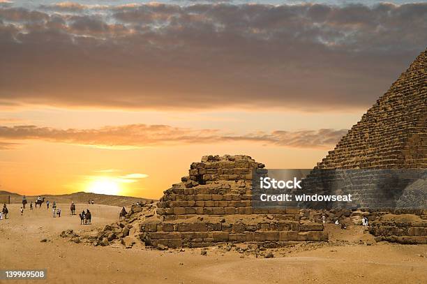 Sonnenuntergang In Giza Pyramids Stockfoto und mehr Bilder von Alt - Alt, Antike Kultur, Antiker Gegenstand