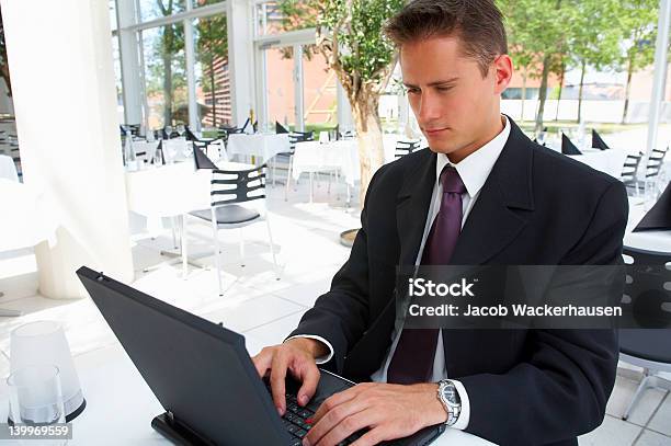 Foto de Empresário Trabalhando No Laptop Em Um Restaurante Do Local e mais fotos de stock de 20 Anos
