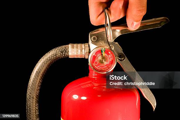 Foto de Puxando O Pin e mais fotos de stock de Extintor de Incêndio - Extintor de Incêndio, Mobilidade, Fundo preto