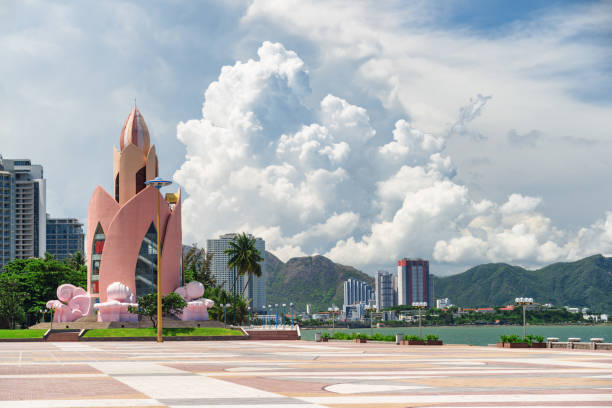 tháp tràm hương và quảng trường 2 tháng 4, nha trang, việt nam - nha trang hình ảnh sẵn có, bức ảnh & hình ảnh trả phí bản quyền một lần