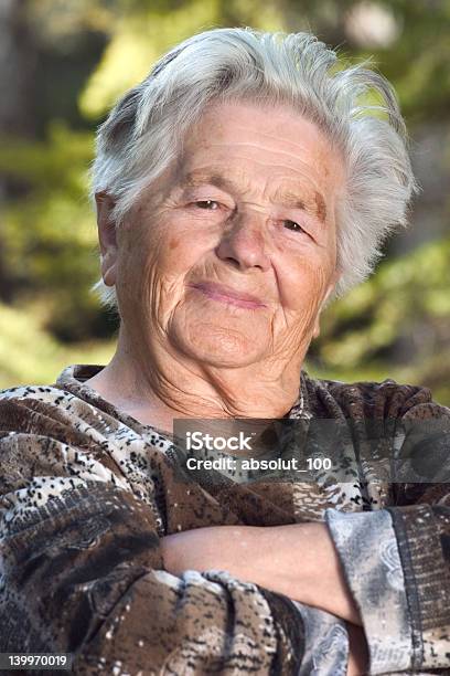 Пожилые Женщина Улыбаться — стоковые фотографии и другие картинки 70-79 лет - 70-79 лет, 80-89 лет, Активный пенсионер