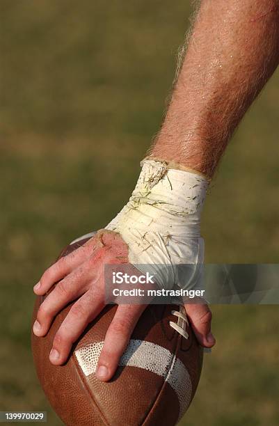 Fußball In Der Hand Stockfoto und mehr Bilder von Amerikanischer Football - Amerikanischer Football, Anstrengung, Entschlossenheit