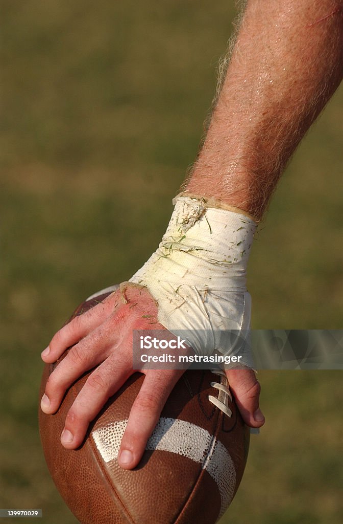 Mão de futebol - Royalty-free Bola de futebol americano - Bola Foto de stock