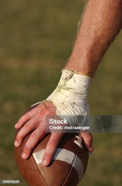 Mão De Futebol - Fotografias de stock e mais imagens de Bola de futebol americano - Bola - Bola de futebol americano - Bola, Determinação, Dureza