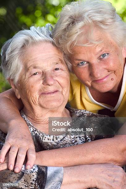 Foto de Filha Abraçando Sua Mãe e mais fotos de stock de 50 Anos - 50 Anos, 50-54 anos, 70 anos