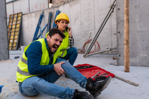 istock Man got hurt at construction site, woman calling ambulance 1399701742