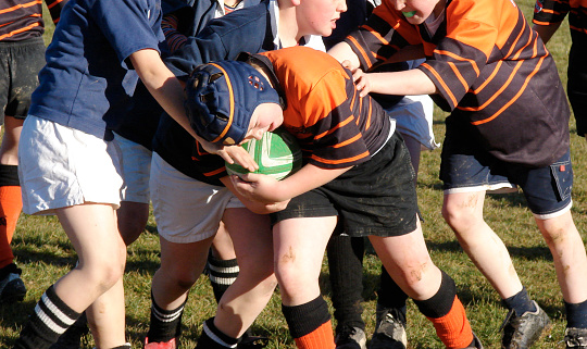 Niño en edad escolar rugby, fútbol americano photo