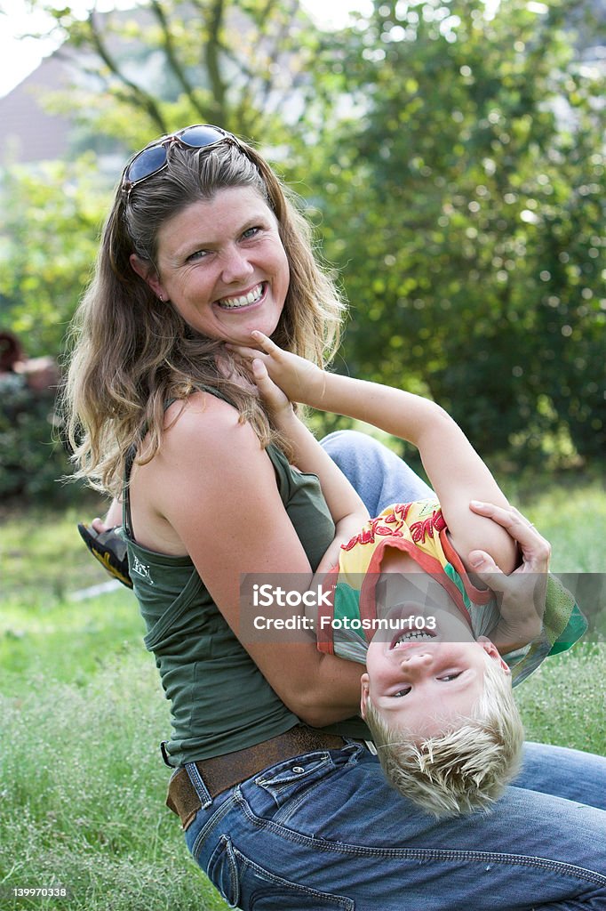 Diversión para la familia - Foto de stock de Abrazar libre de derechos