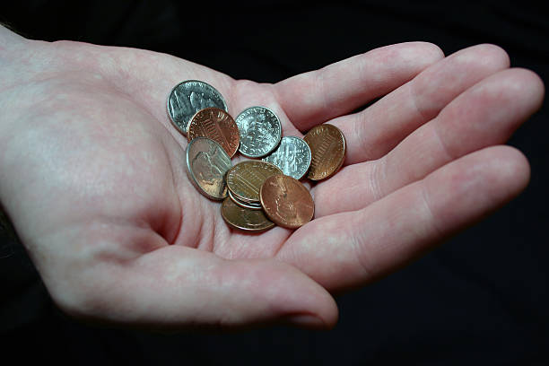 punhado de moedas - penny coin human finger human thumb - fotografias e filmes do acervo
