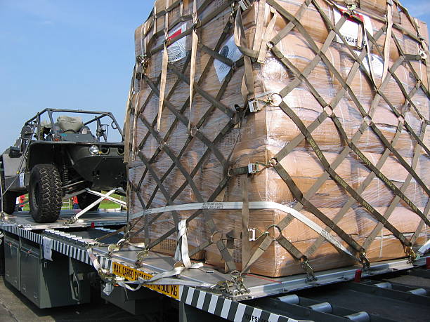 wojskowy cargo - delivering freedom shipping truck zdjęcia i obrazy z banku zdjęć