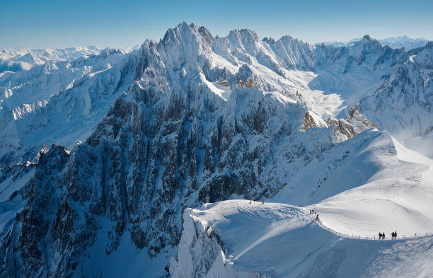 aiguille du midi의 풍경, 샤모니 몽블랑 계곡, 프랑스 - clear sky ski footpath snow 뉴스 사진 이미지