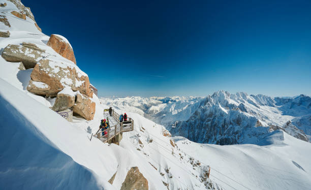 paysage de l’aiguille du midi, vallée du mont blanc à chamonix, france - aiguille du midi photos et images de collection