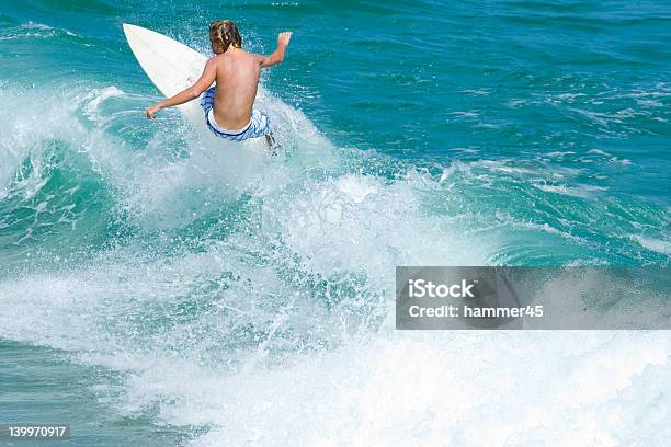 Photo libre de droit de Surfer Sur La Vague banque d'images et plus d'images libres de droit de Adolescent - Adolescent, Adulte, Costume habillé