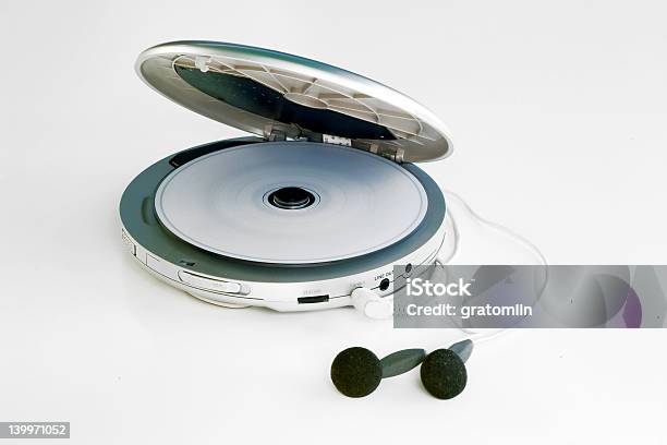 Personal Reproductor De Cd Foto de stock y más banco de imágenes de Reproductor de discos compactos portátil - Reproductor de discos compactos portátil, Equipo de CD, Actuación - Representación