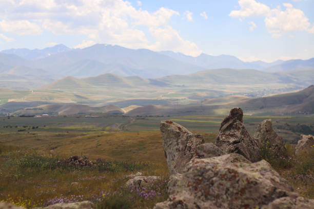 아르메니아 산의 배경에 카라 훈즈에있는 조라트 카레르의 돌 - european culture megalith observatory rock 뉴스 사진 이미지