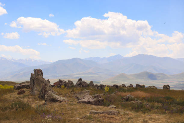 아르메니아 산의 배경에 카라 훈즈에있는 조라트 카레르의 돌 - european culture megalith observatory rock 뉴스 사진 이미지