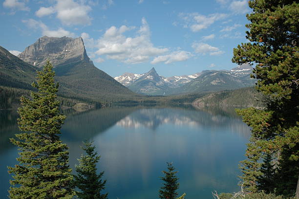 st. mary lake 2 - montana british columbia glacier national park mountain mountain range stock-fotos und bilder