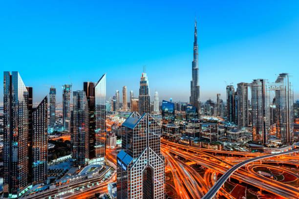 dubai skyline blaue stunde - burj khalifa stock-fotos und bilder