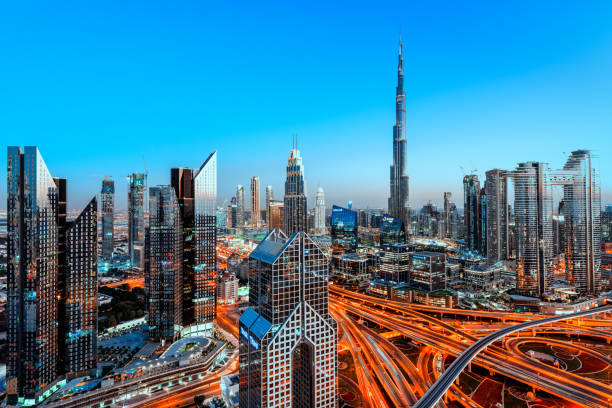 heure bleue de dubai skyline - futuristic dubai city traffic photos et images de collection