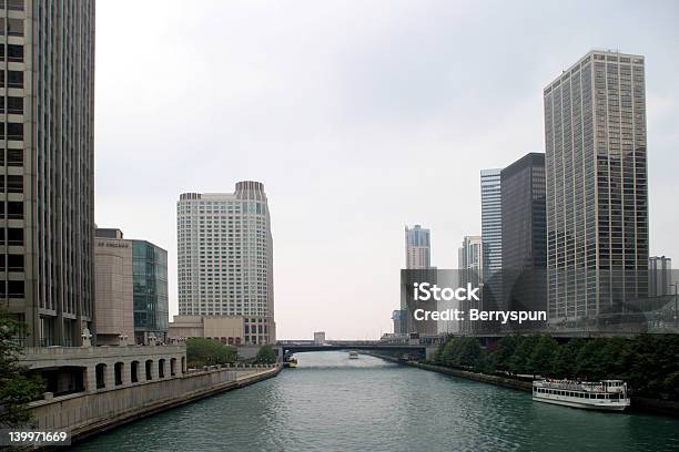Chicagograttacieli E Fiume - Fotografie stock e altre immagini di Affari - Affari, Ambientazione esterna, Appartamento