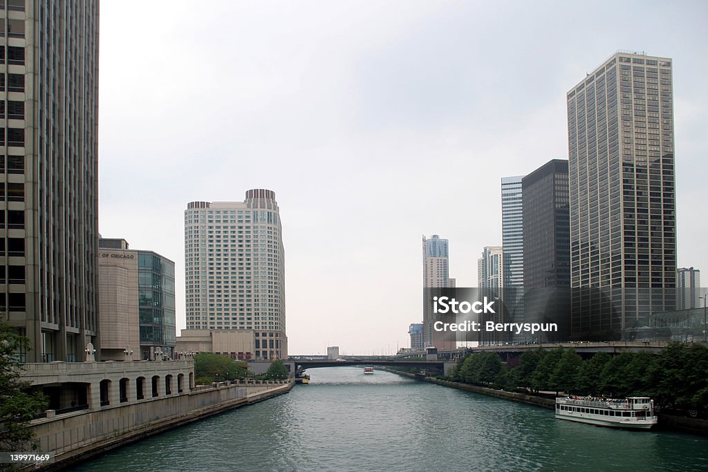 시카고-마천루와 강을 - 로열티 프리 0명 스톡 사진