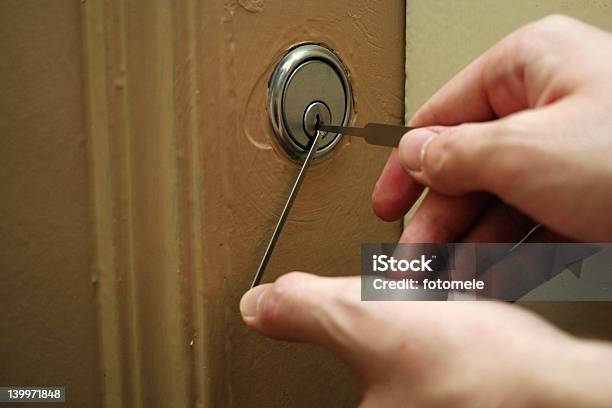 Apanhar Frutos Lock Com Ferramentas - Fotografias de stock e mais imagens de Assaltante - Assaltante, Buraco de Fechadura, Chave