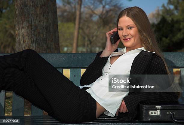 Mujer De Negocios Hablando Por Teléfono Celular En Banco Foto de stock y más banco de imágenes de Abierto