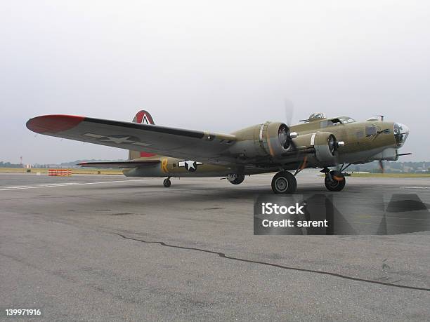 B 17 Vorbereitung Zum Abflug Stockfoto und mehr Bilder von Zweiter Weltkrieg - Zweiter Weltkrieg, Bomber, Jagdflugzeug