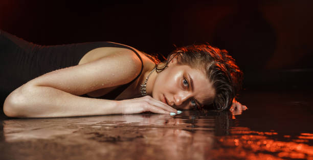Hair And Body Care. Portrait Of Beautiful Young Female Model After Bath Applying Hair Oil. Closeup Of Sexy Woman lying down and looking at the camera, Health And Beauty Concept. High Resolution Image cuidado del cabello y del cuerpo. retrato de una hermosa joven modelo femenina después del baño aplicando aceite para el cabello. primer plano de mujer sexy acostada y mirando a la cámara, concepto de salud y belleza. imagen de alta resolución