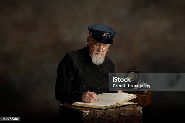 Alla Fine Del Viaggio - Fotografie stock e altre immagini di Capitano - Capitano, Mare, Terza età