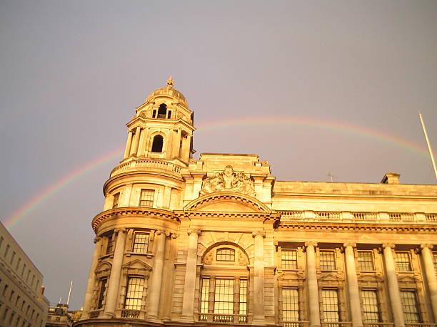 Edificio vittoriano sotto l'arcobaleno - foto stock