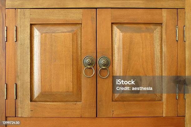 Puerta De Madera Foto de stock y más banco de imágenes de Abrir - Abrir, Armario, Bisagra