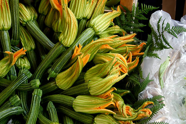 squash cerezos en flor, roma, italia - squash flower plant single flower fotografías e imágenes de stock