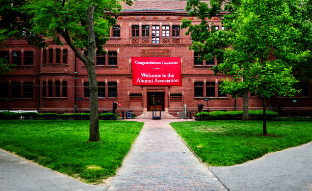 sever hall - harvard yard - harvard universität - cambridge massachusetts - massachusetts boston harvard university sign stock-fotos und bilder