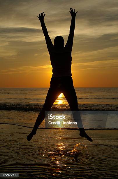 Feliz Al Atardecer Foto de stock y más banco de imágenes de Actividad - Actividad, Actividades y técnicas de relajación, Agua