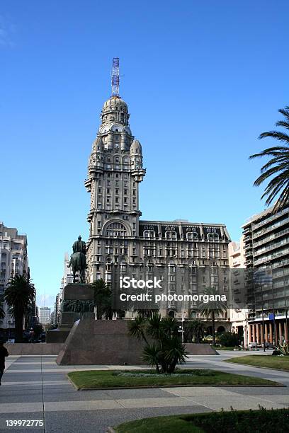 Montevideo - Fotografias de stock e mais imagens de Palácio Salvo - Palácio Salvo, Antigo, Ao Ar Livre