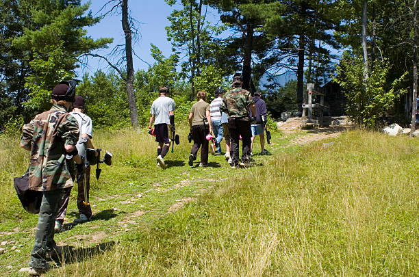 paintball gruppo - paintballing violence exercising sport foto e immagini stock