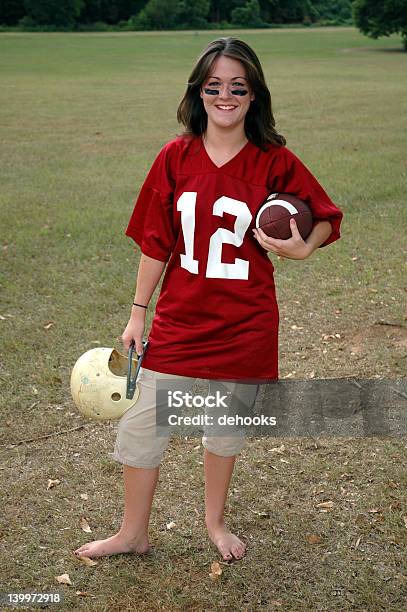 Jogador De Futebol Feminino - Fotografias de stock e mais imagens de Bola de futebol americano - Bola - Bola de futebol americano - Bola, Camisola de desporto, Futebol Americano
