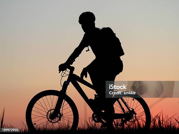 Ciclismo Foto de stock y más banco de imágenes de Accesorio de cabeza - Accesorio de cabeza, Acero, Actividades recreativas