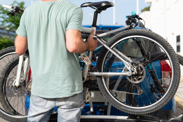 자전거 랙에 산악 자전거를 올려 놓는 인식 할 수없는 남자 - bicycle rack 뉴스 사진 이미지