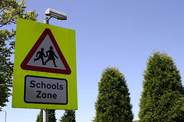 aviso de escola - pedestrian accident england street - fotografias e filmes do acervo