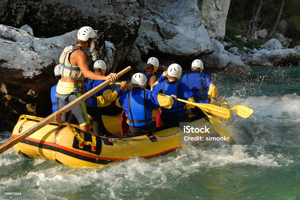 rafting rzekami górskimi na rapids rzeki - Zbiór zdjęć royalty-free (Rafting rzekami górskimi)