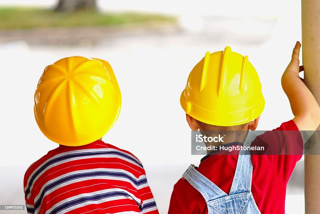 Meninos vestindo chapéus de construção, 4 e 5 anos de idade - Royalty-free Criança Foto de stock