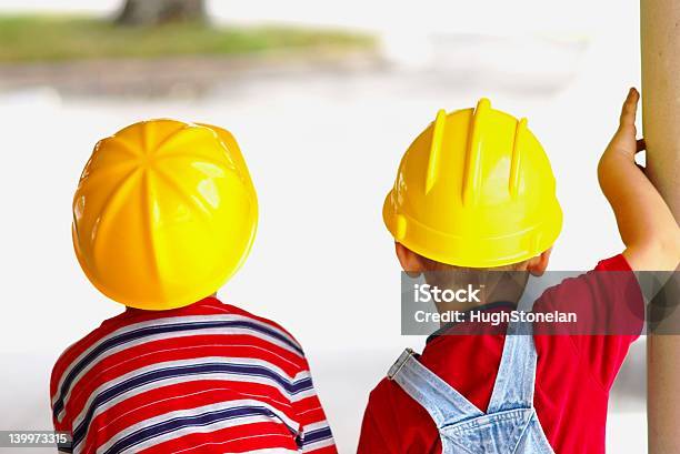 Meninos Vestindo Chapéus De Construção 4 E 5 Anos De Idade - Fotografias de stock e mais imagens de Criança