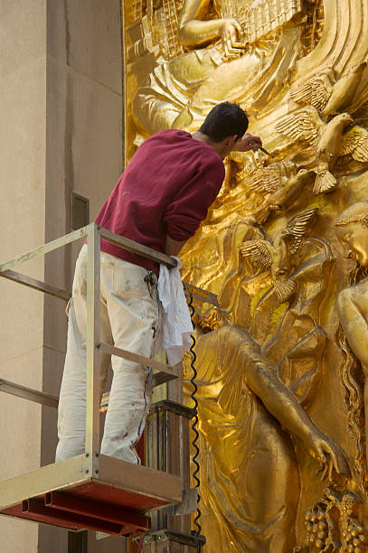 왼손잡이 복원 - restoring art gilded statue 뉴스 사진 이미지