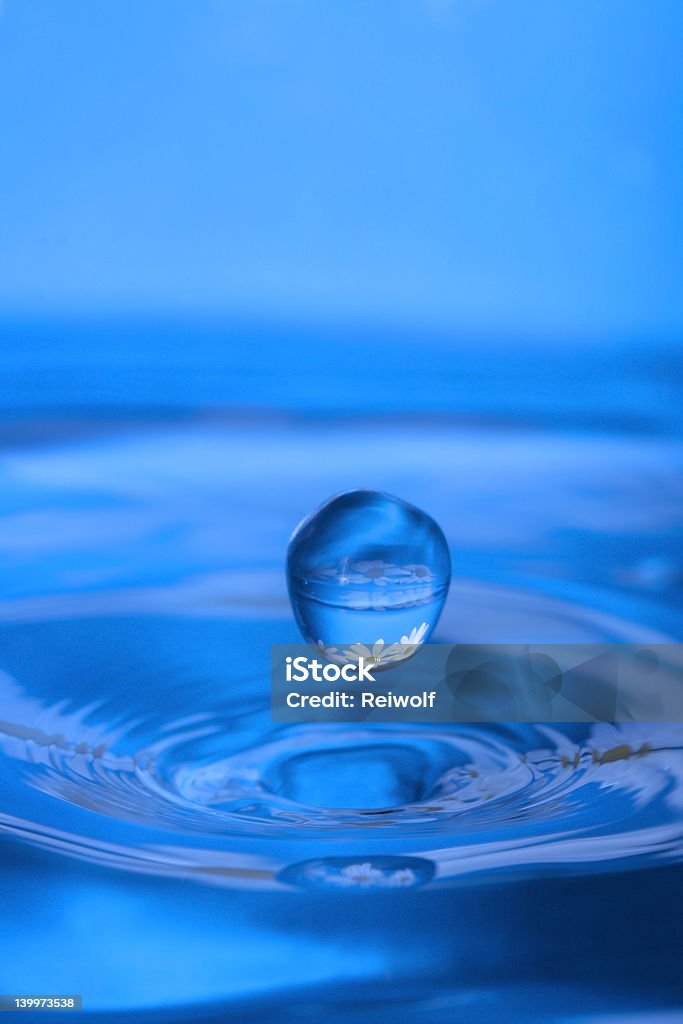 Падающие waterdrop - Стоковые фото Абстрактный роялти-фри