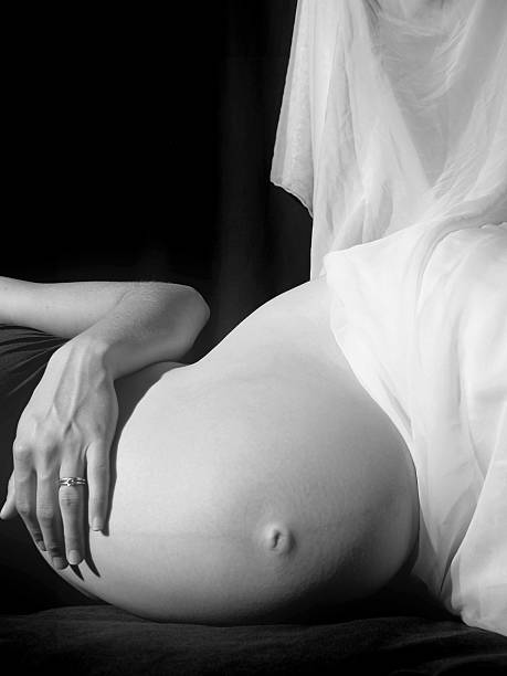 Cтоковое фото Женатые беременная женщина на боку